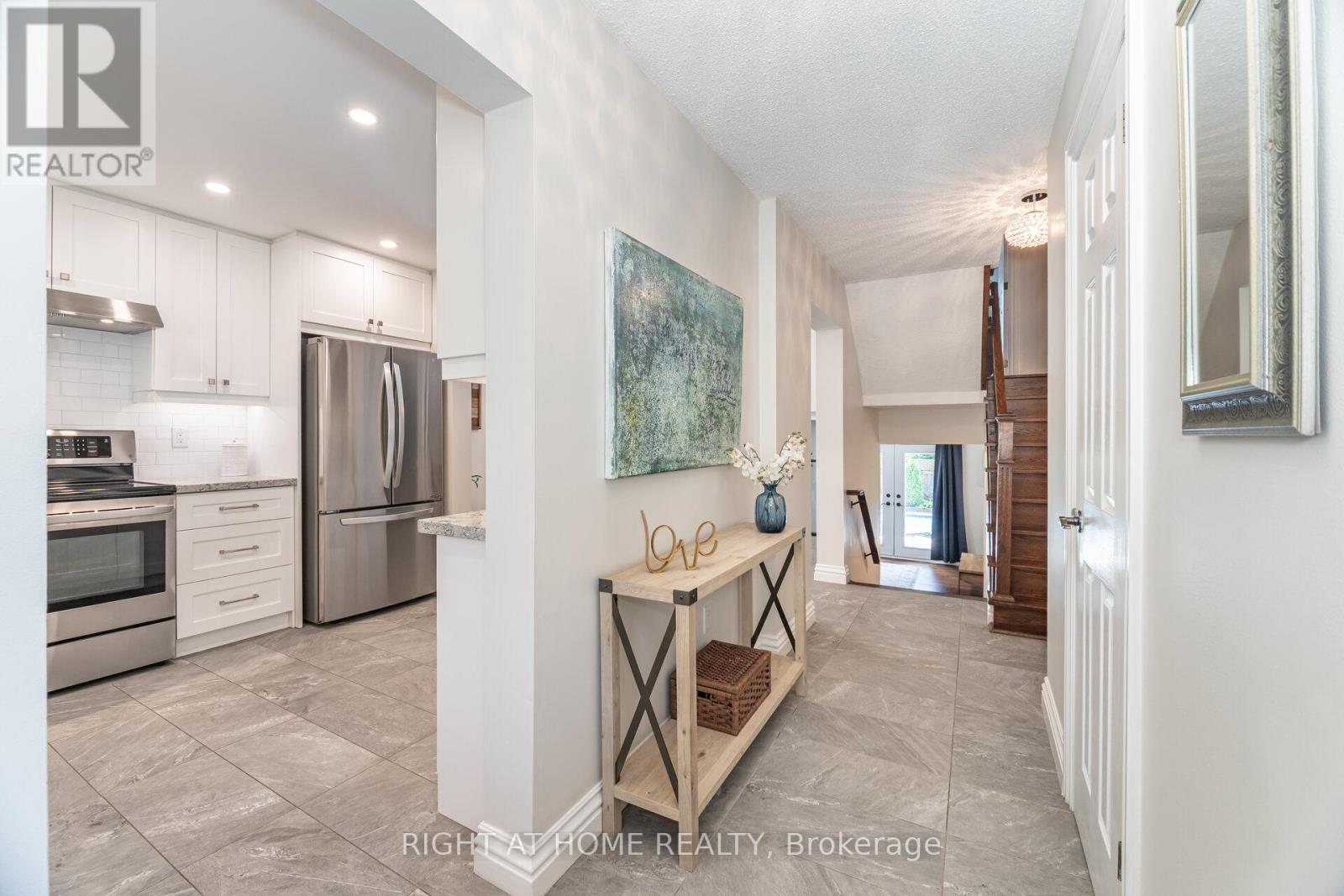 4 Cantrill Court, Brampton, Ontario  L6Z 1A3 - Photo 6 - W12408384
