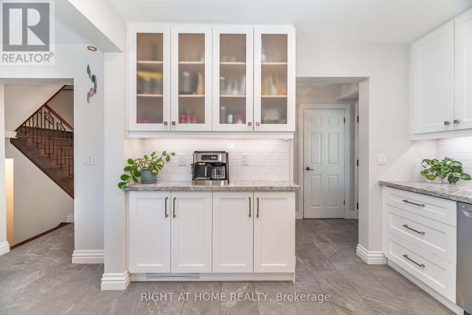 4 Cantrill Court, Brampton, Ontario  L6Z 1A3 - Photo 8 - W12408384