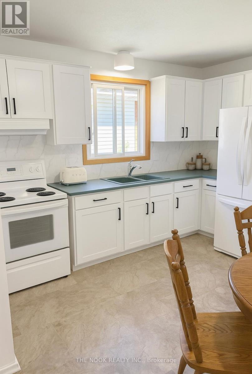 21 Rideau Crescent, Peterborough, Ontario  K9J 1G7 - Photo 6 - X12408404