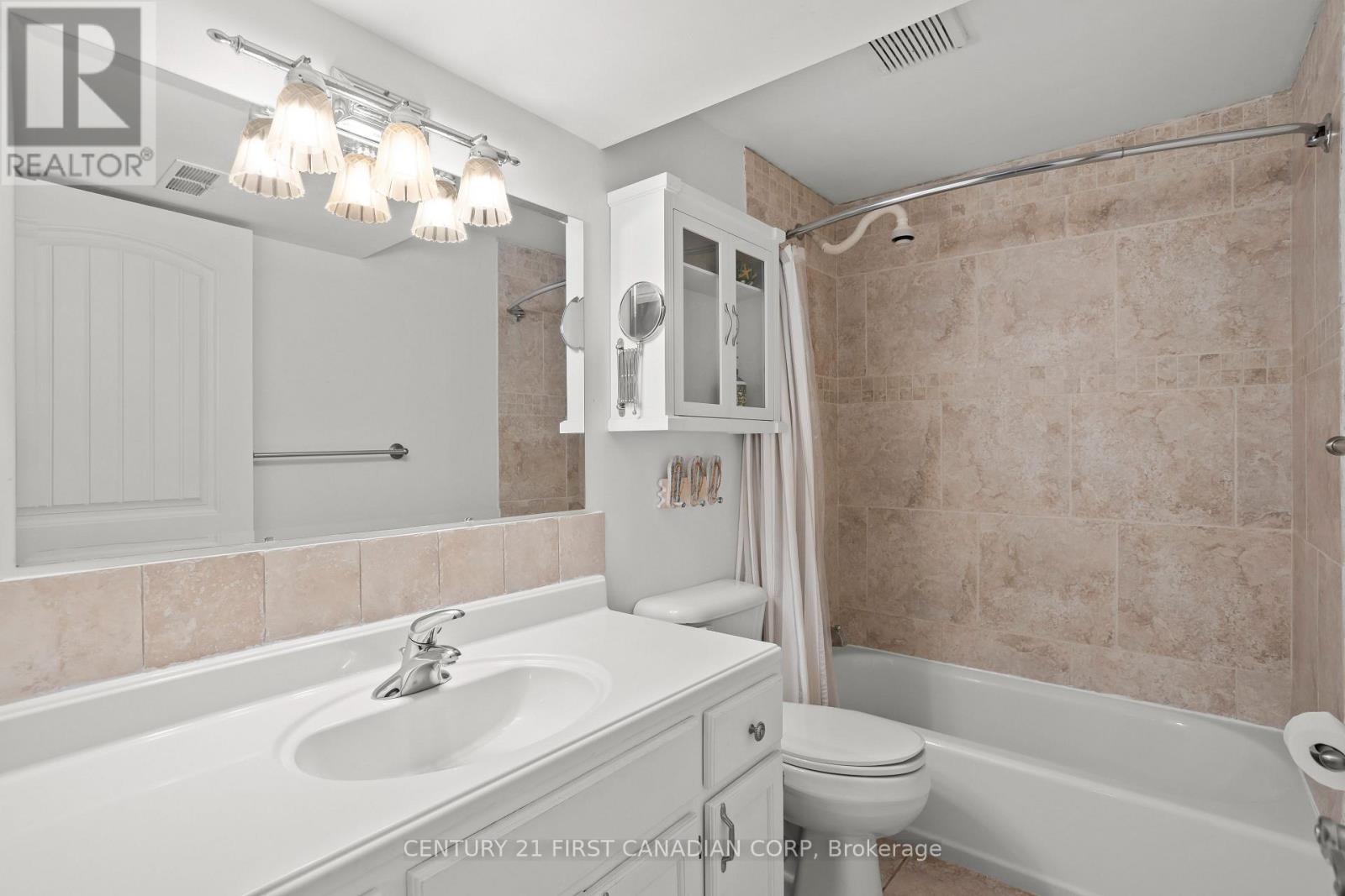 26 Oak Street, Lambton Shores, Ontario  N0M 1T0 - Photo 10 - X12408419