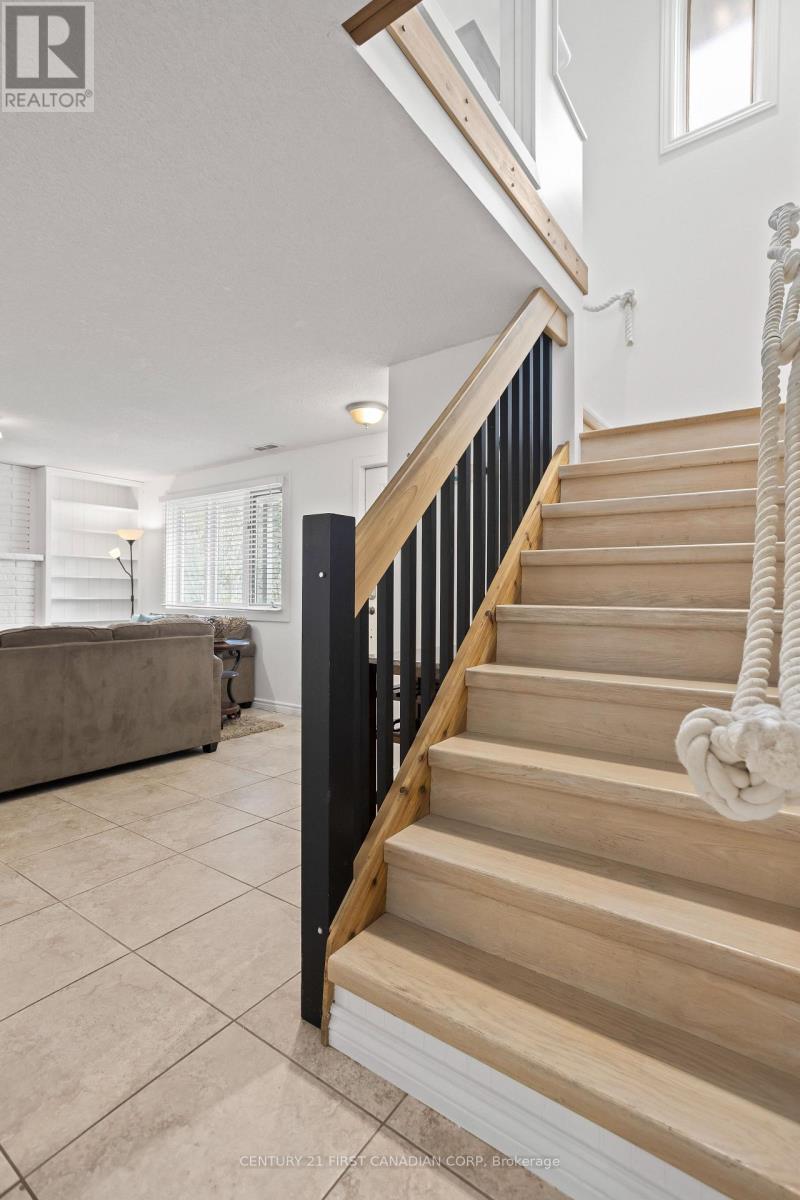 26 Oak Street, Lambton Shores, Ontario  N0M 1T0 - Photo 11 - X12408419