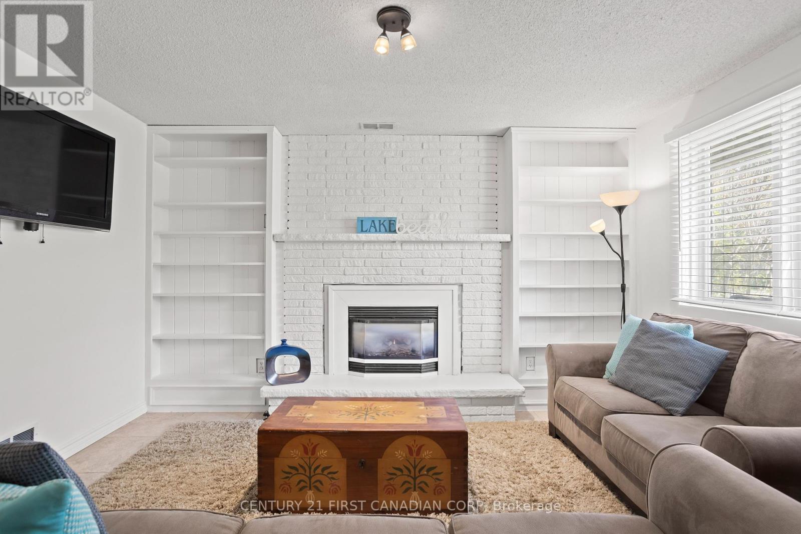 26 Oak Street, Lambton Shores, Ontario  N0M 1T0 - Photo 12 - X12408419