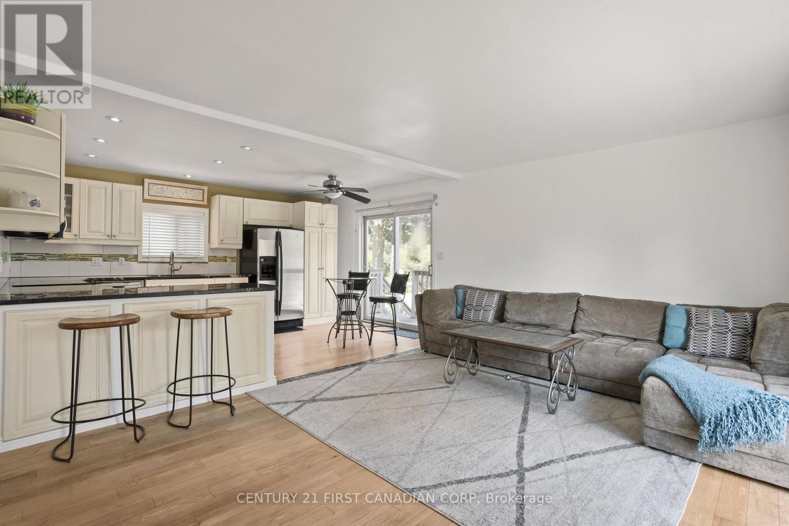 26 Oak Street, Lambton Shores, Ontario  N0M 1T0 - Photo 13 - X12408419