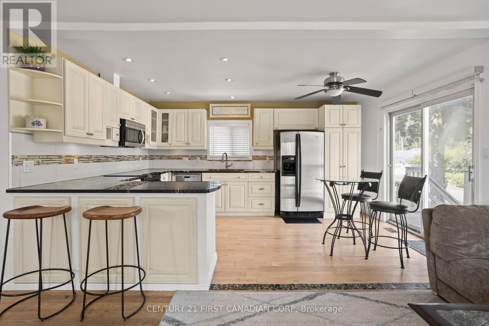 26 Oak Street, Lambton Shores, Ontario  N0M 1T0 - Photo 15 - X12408419