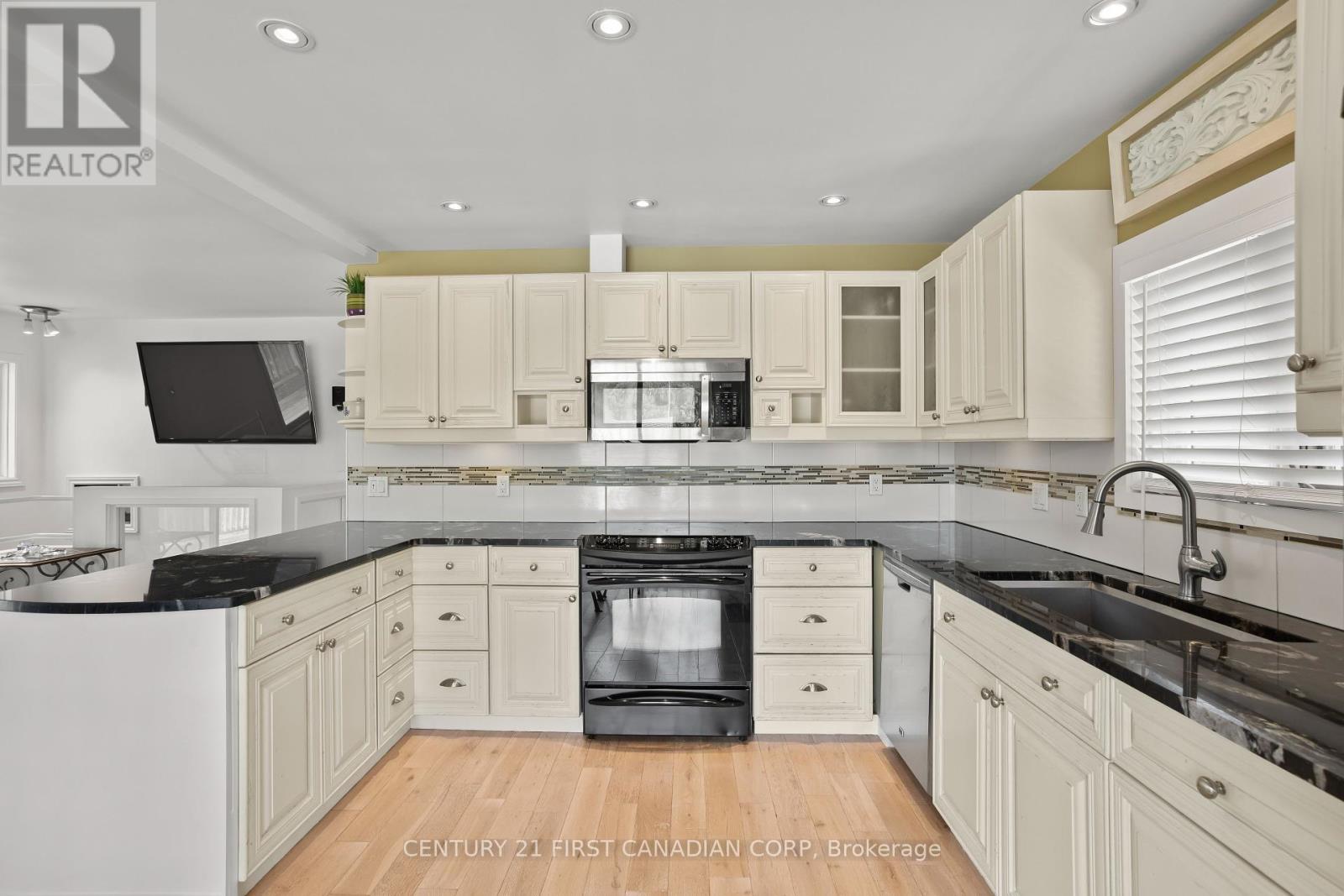 26 Oak Street, Lambton Shores, Ontario  N0M 1T0 - Photo 17 - X12408419