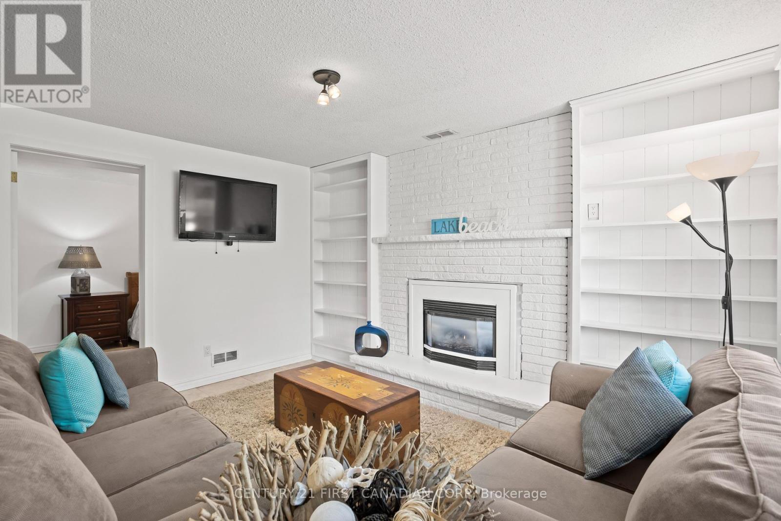 26 Oak Street, Lambton Shores, Ontario  N0M 1T0 - Photo 2 - X12408419