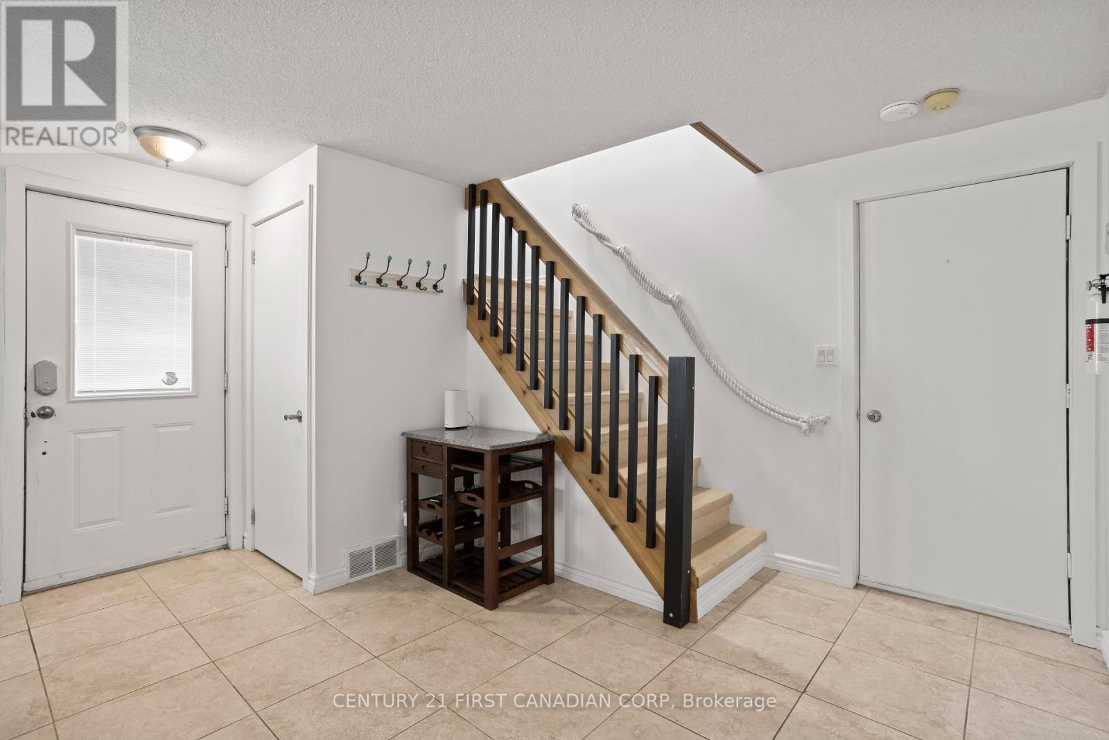 26 Oak Street, Lambton Shores, Ontario  N0M 1T0 - Photo 3 - X12408419