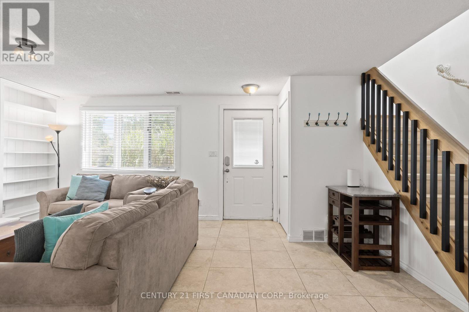 26 Oak Street, Lambton Shores, Ontario  N0M 1T0 - Photo 4 - X12408419