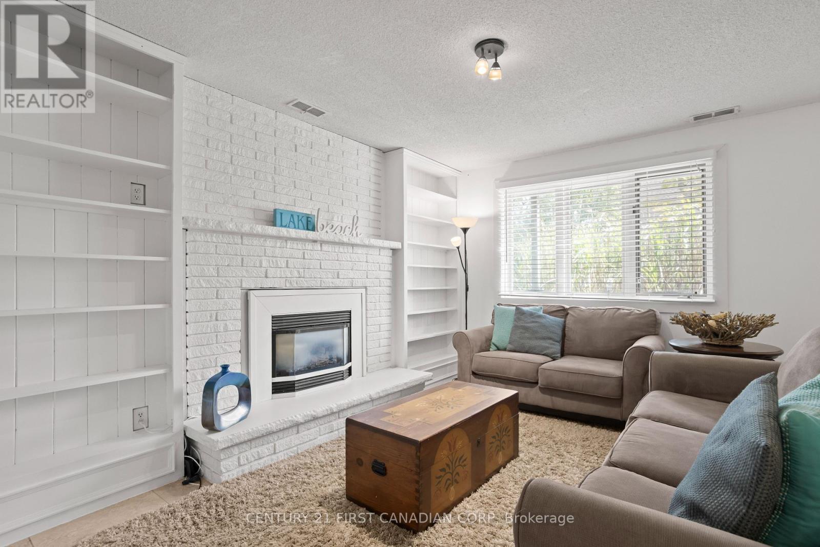 26 Oak Street, Lambton Shores, Ontario  N0M 1T0 - Photo 5 - X12408419