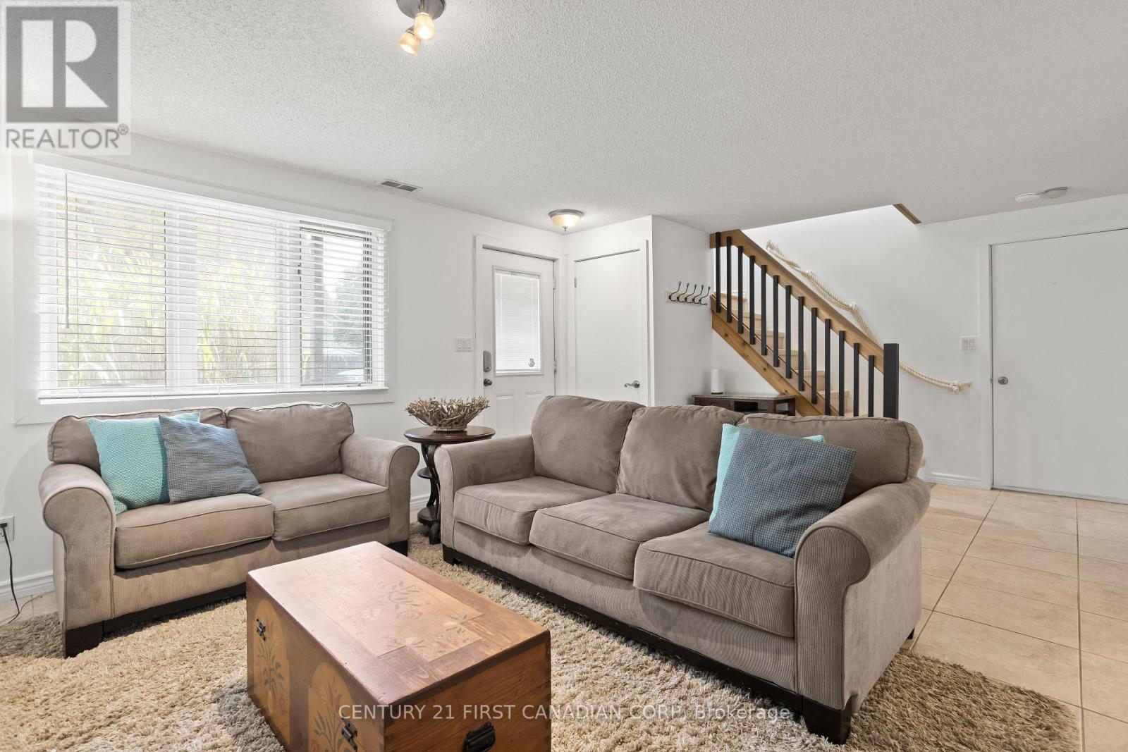 26 Oak Street, Lambton Shores, Ontario  N0M 1T0 - Photo 6 - X12408419