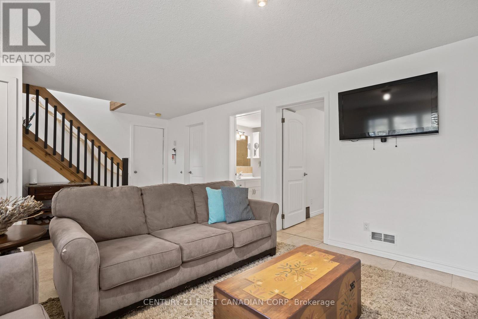 26 Oak Street, Lambton Shores, Ontario  N0M 1T0 - Photo 7 - X12408419