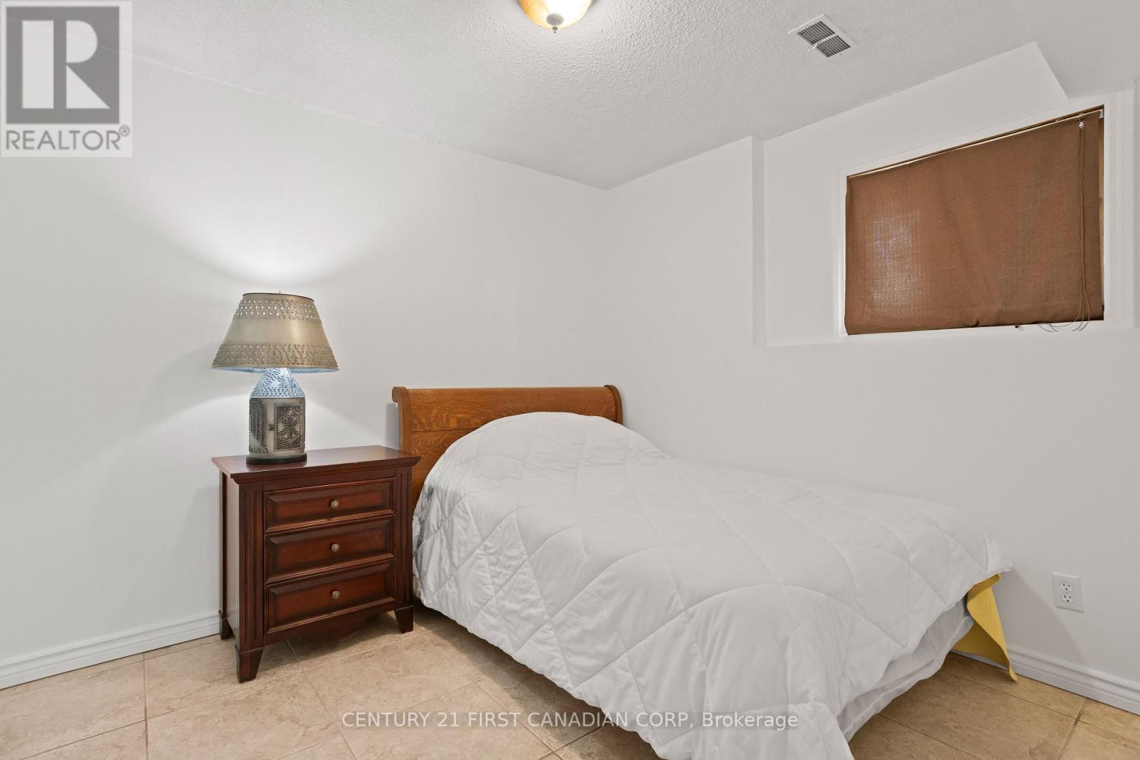 26 Oak Street, Lambton Shores, Ontario  N0M 1T0 - Photo 8 - X12408419