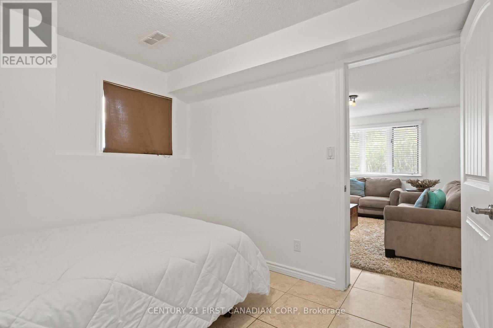 26 Oak Street, Lambton Shores, Ontario  N0M 1T0 - Photo 9 - X12408419