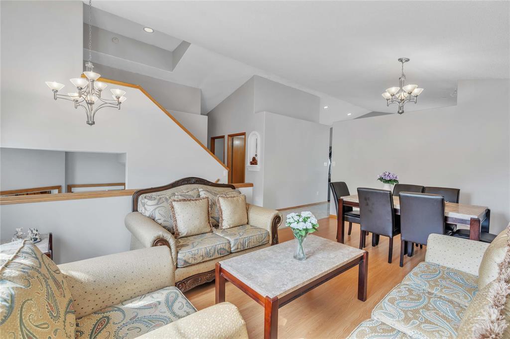 40 Courland Bay, Winnipeg, Manitoba  R2P 2X1 - Photo 3 - 202523281
