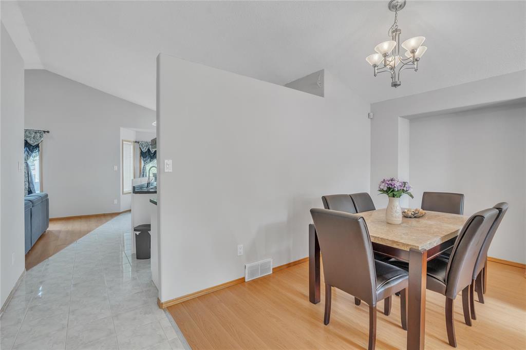 40 Courland Bay, Winnipeg, Manitoba  R2P 2X1 - Photo 6 - 202523281