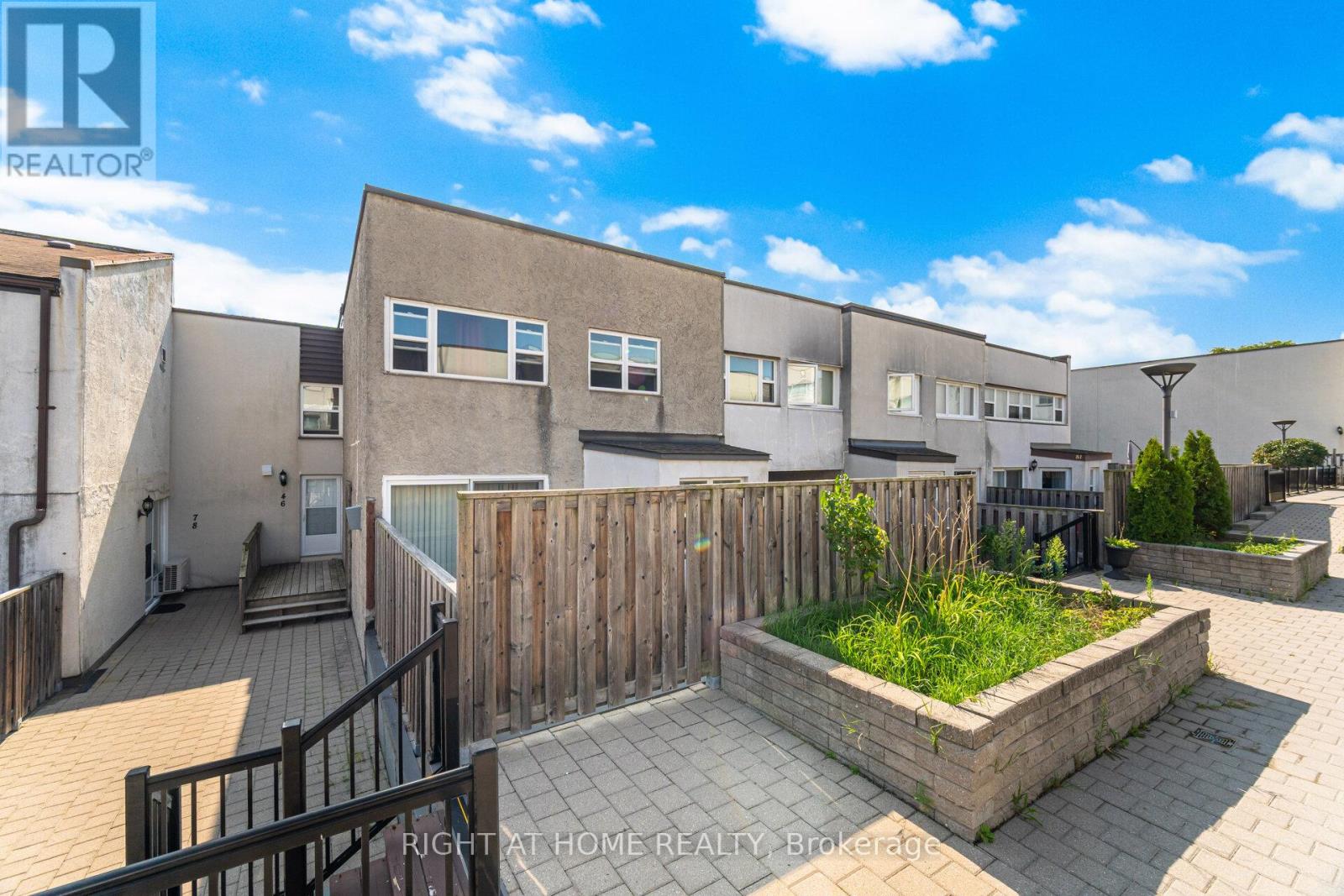 79 - 3050 Constitution Boulevard, Mississauga (Applewood), Ontario  L4Y 3X1 - Photo 3 - W12408399