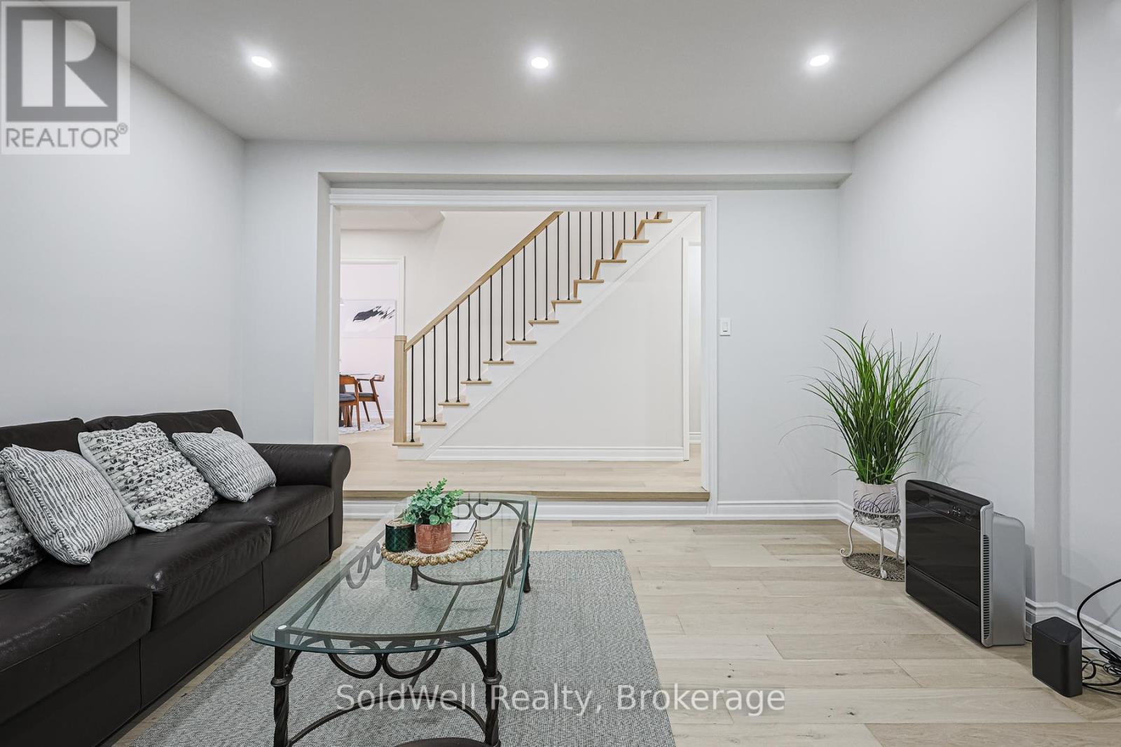 160 Charles Street, Vaughan, Ontario  L4J 3C7 - Photo 12 - N12408426