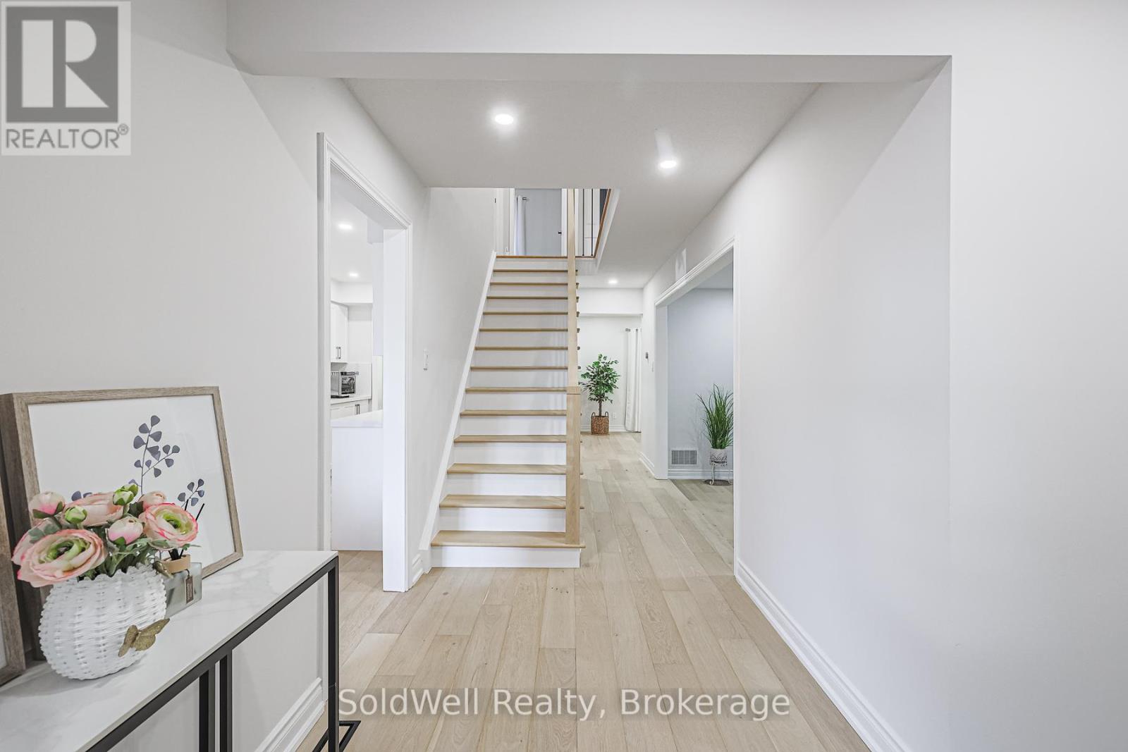 160 Charles Street, Vaughan, Ontario  L4J 3C7 - Photo 4 - N12408426