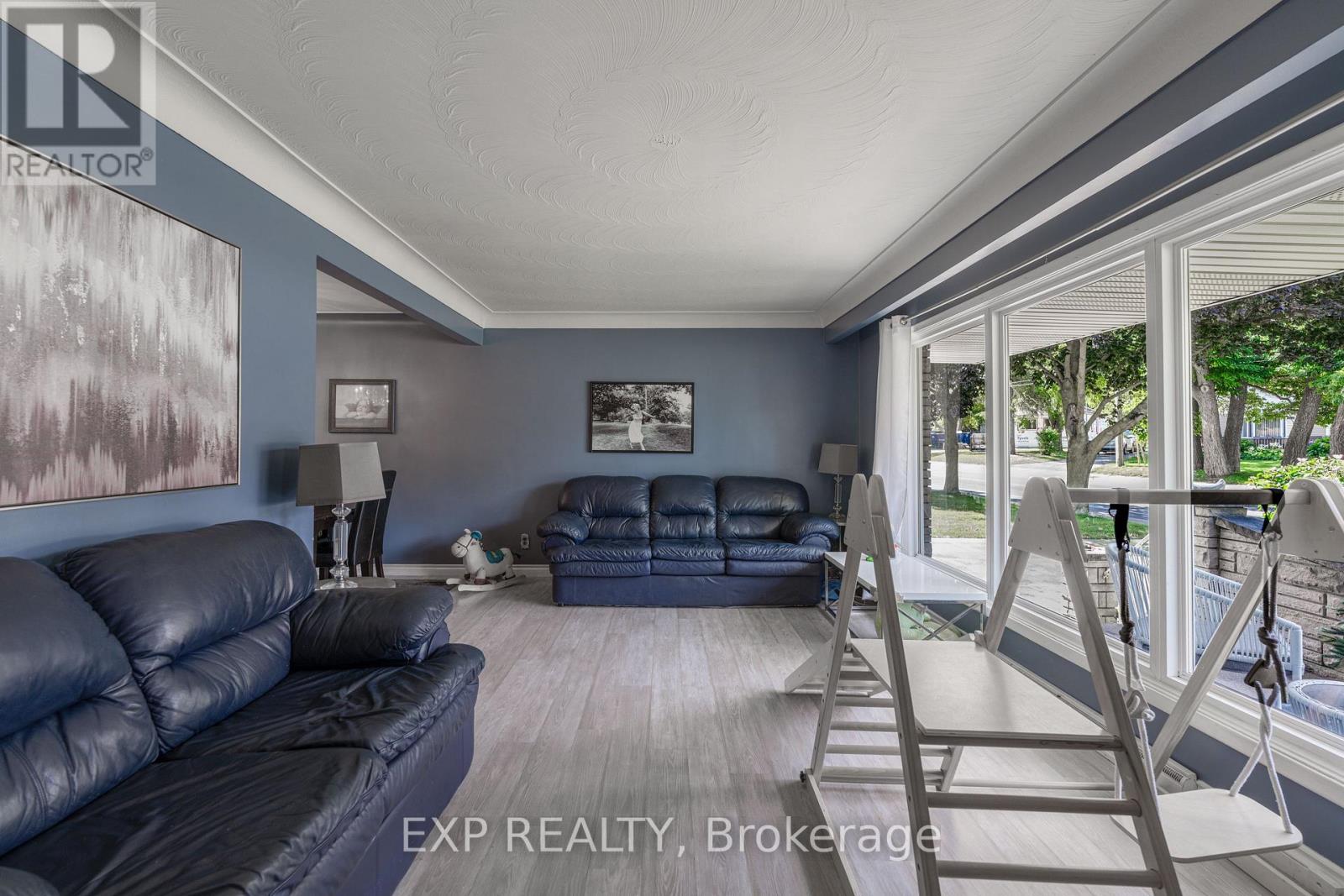 2896 Portage Road, Niagara Falls, Ontario  L2J 2J5 - Photo 10 - X12408499