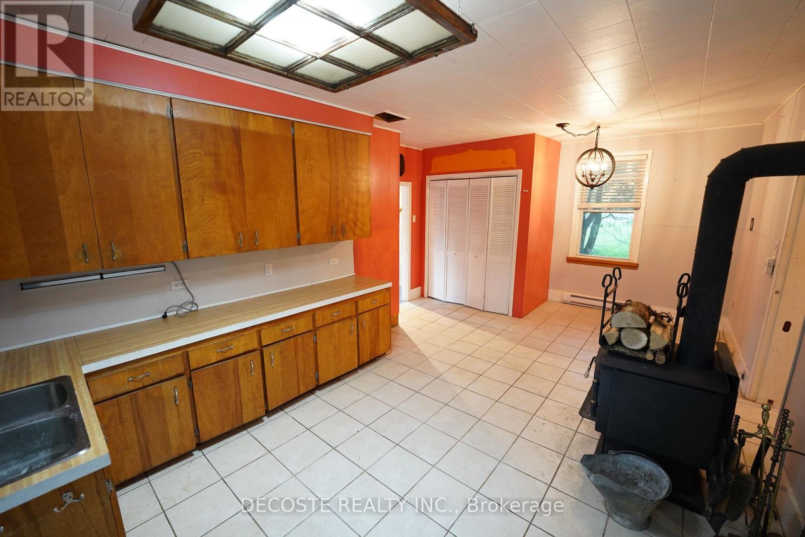 21946 Sauve Street, North Glengarry, Ontario  K0B 1H0 - Photo 7 - X12408441