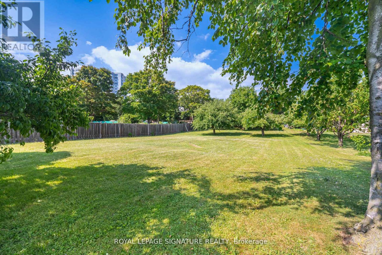 4097 Hickory Drive, Mississauga, Ontario  L4W 1L1 - Photo 6 - W12400488