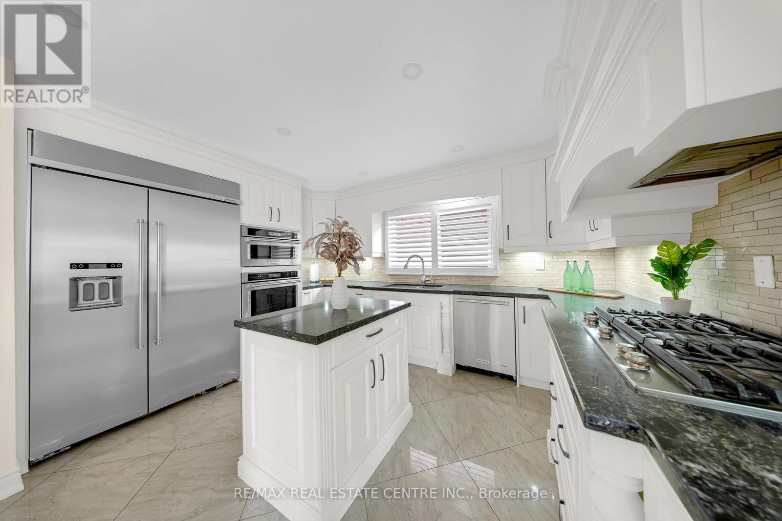 30 Oaklea Boulevard, Brampton, Ontario  L6Y 4G5 - Photo 1 - W12408451