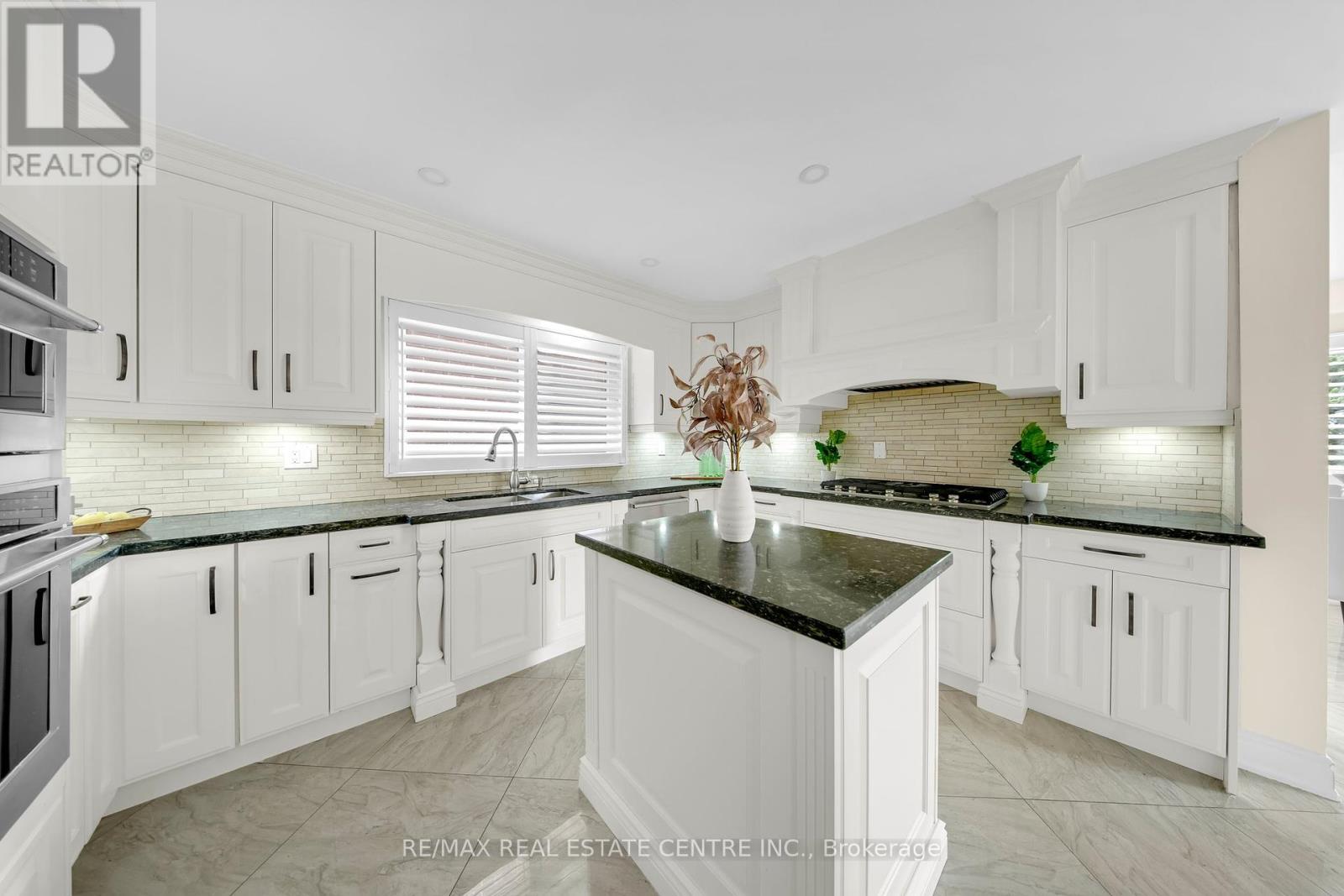 30 Oaklea Boulevard, Brampton, Ontario  L6Y 4G5 - Photo 16 - W12408451