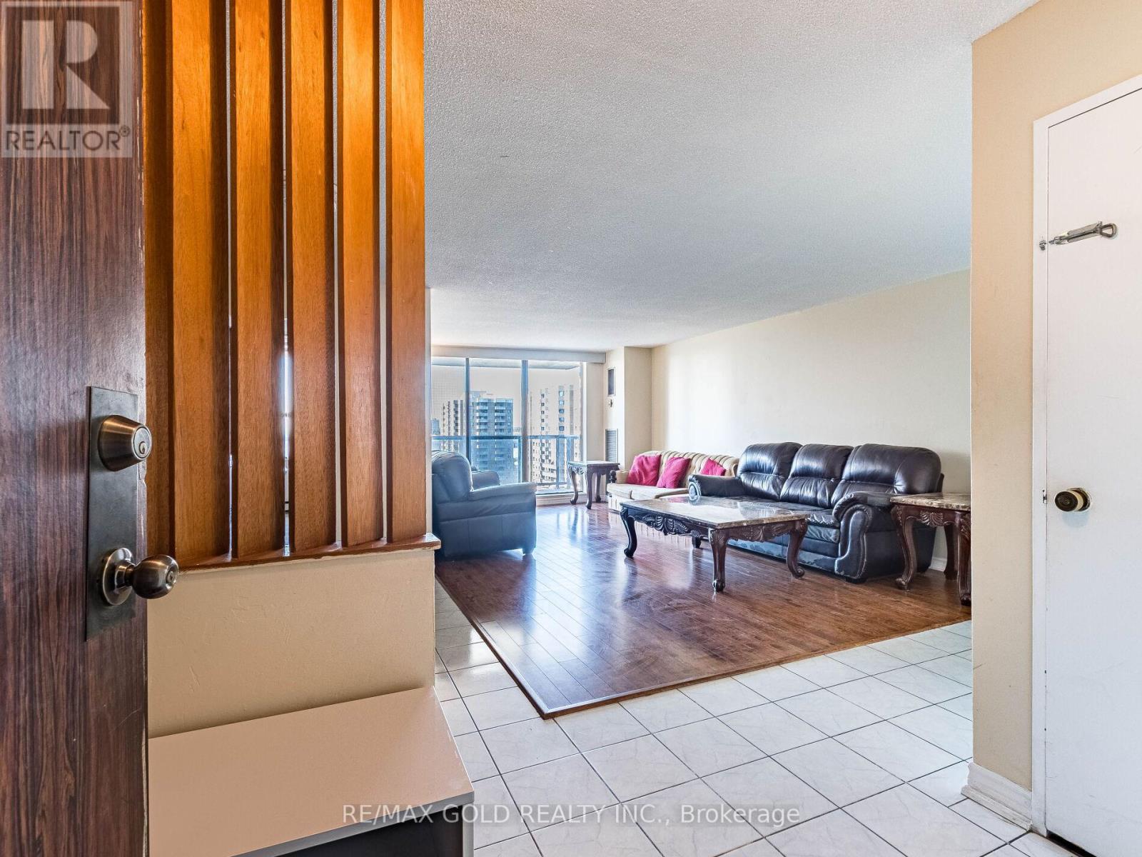 1010 - 17 Knightsbridge Road, Brampton, Ontario  L6T 3X9 - Photo 6 - W12408456