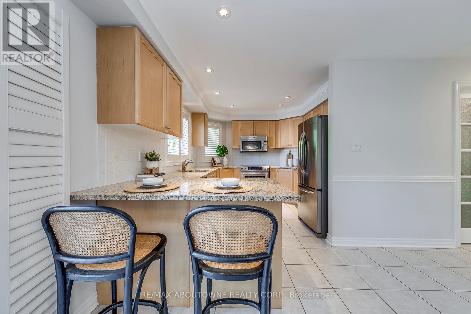 2491 Logan Avenue, Oakville, Ontario  L6H 6S1 - Photo 13 - W12408457