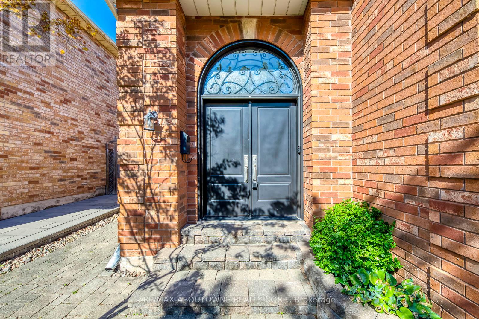 2491 Logan Avenue, Oakville, Ontario  L6H 6S1 - Photo 6 - W12408457