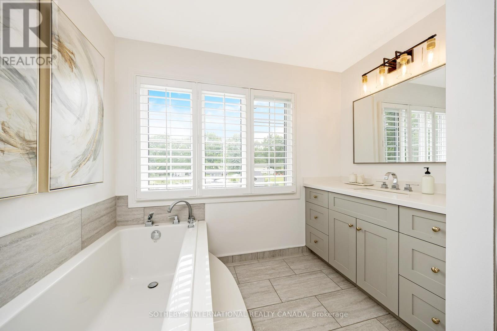 10 Meander Close, Hamilton, Ontario  L0R 1H1 - Photo 36 - X12408494