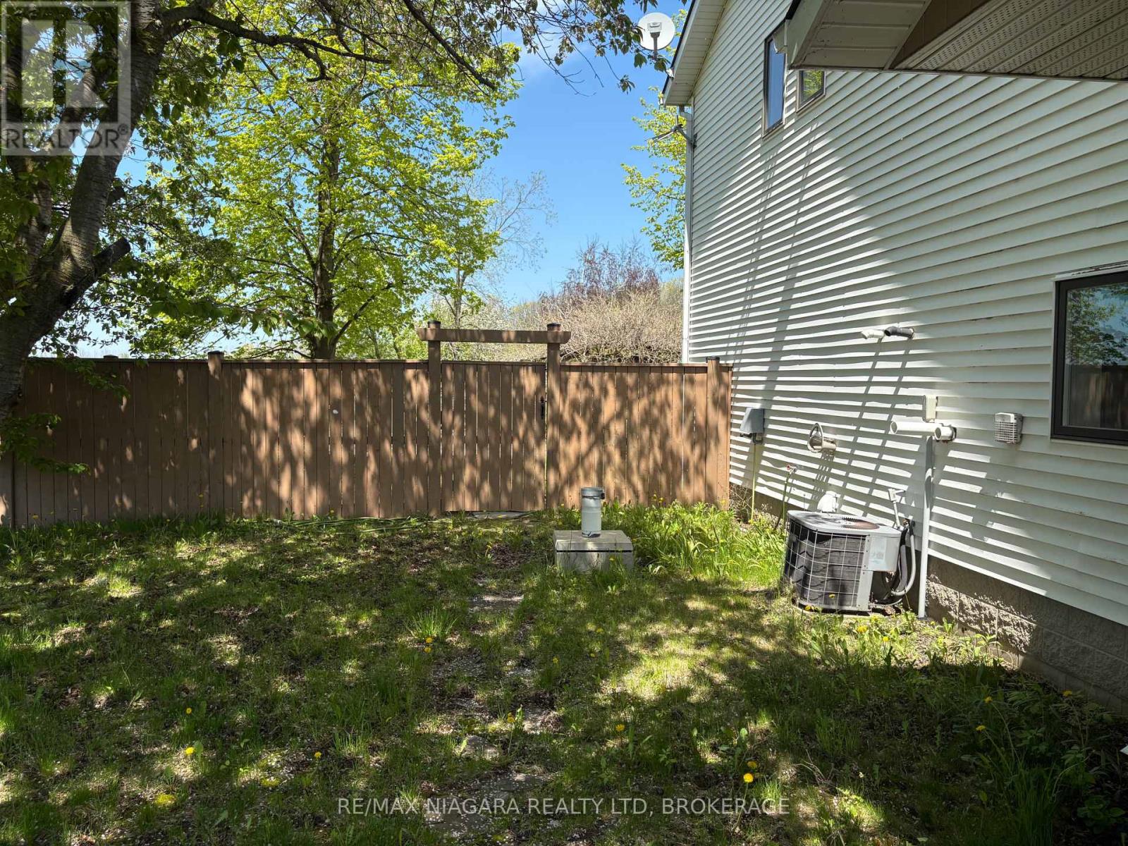 3949 Greenlane Road, Lincoln (Lincoln Lake), Ontario  L0R 1B1 - Photo 4 - X12408561