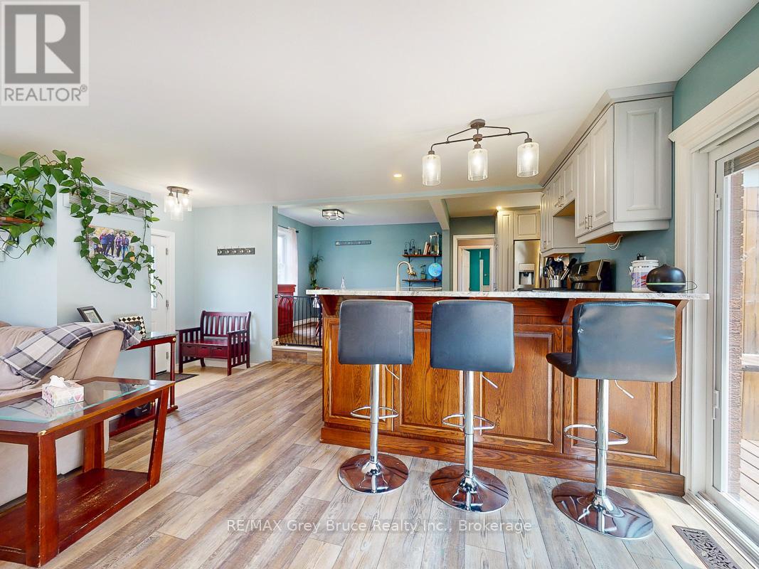 864 16th Street W, Georgian Bluffs, Ontario  N4K 6V5 - Photo 10 - X12323263