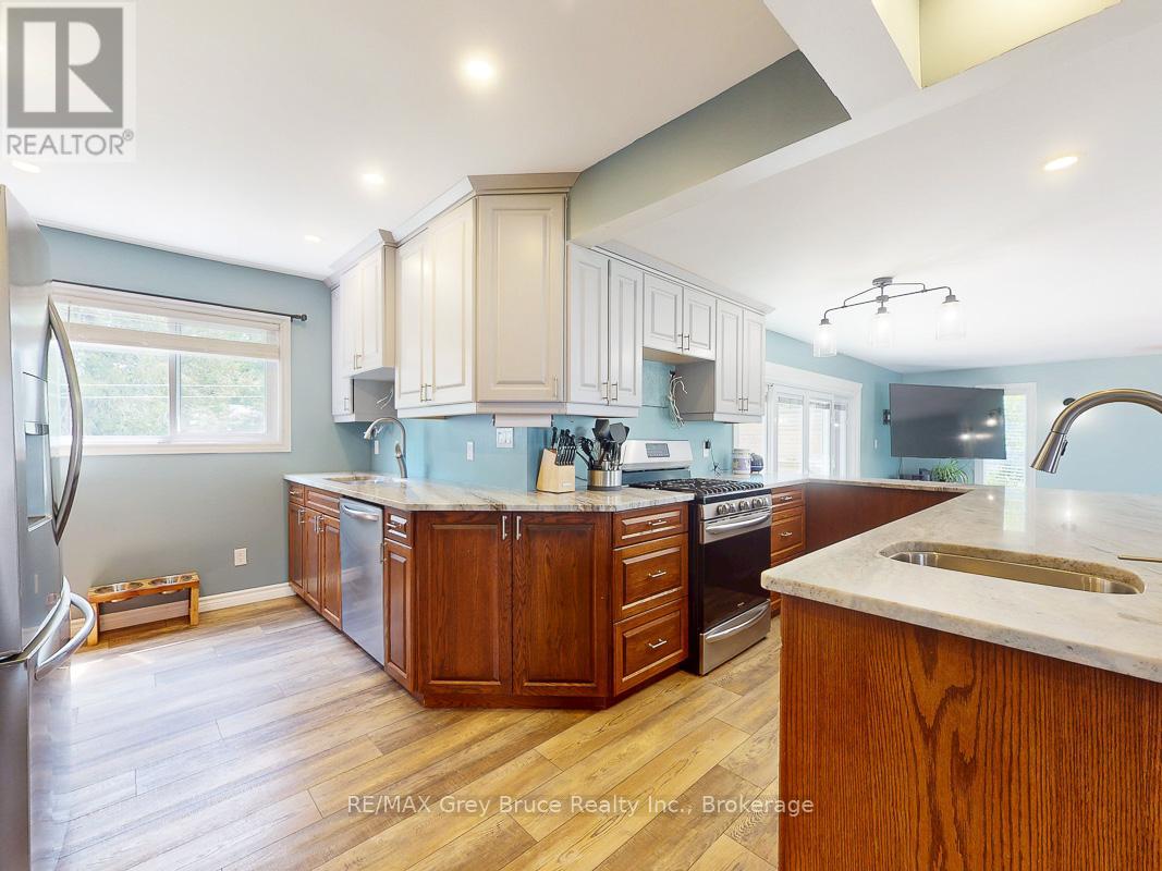 864 16th Street W, Georgian Bluffs, Ontario  N4K 6V5 - Photo 13 - X12323263