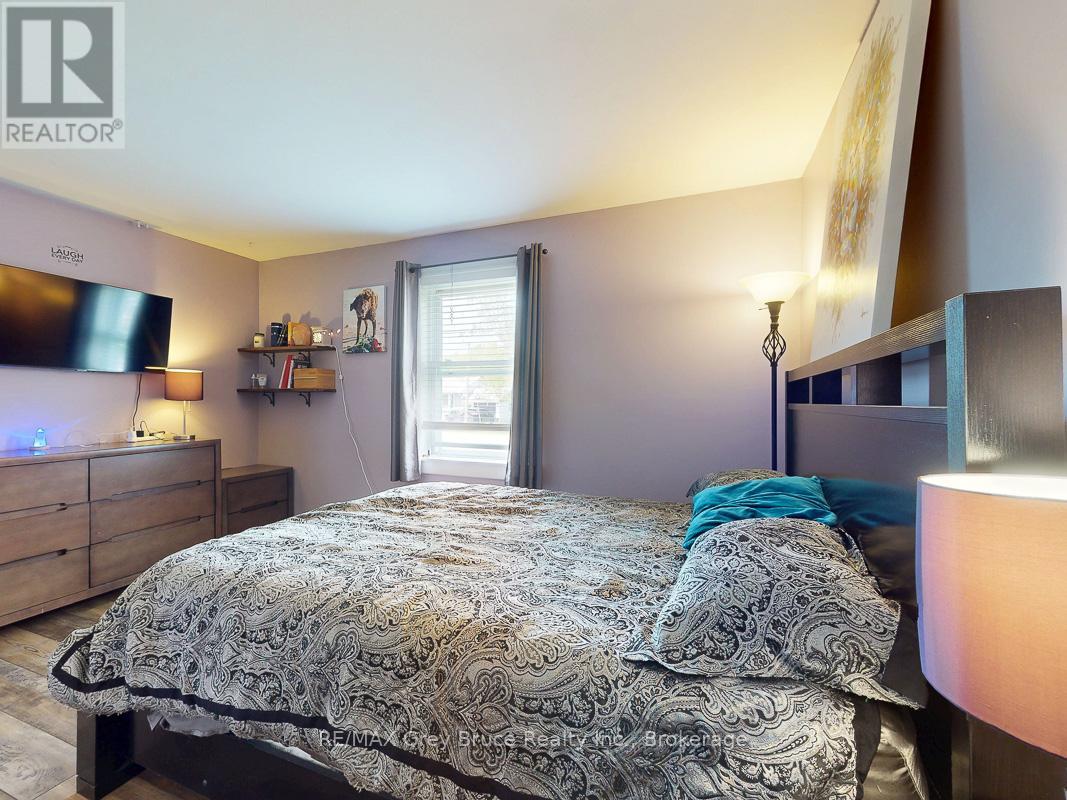 864 16th Street W, Georgian Bluffs, Ontario  N4K 6V5 - Photo 19 - X12323263