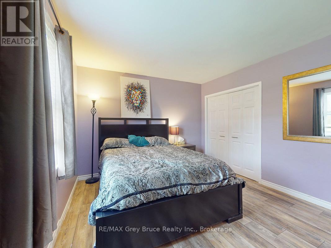 864 16th Street W, Georgian Bluffs, Ontario  N4K 6V5 - Photo 18 - X12323263