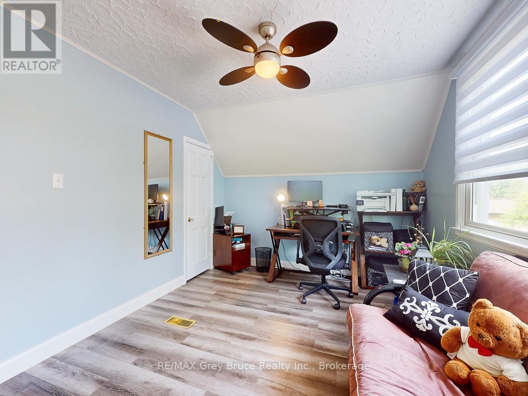 864 16th Street W, Georgian Bluffs, Ontario  N4K 6V5 - Photo 26 - X12323263