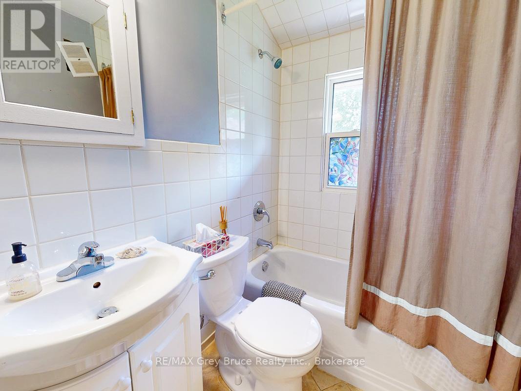 864 16th Street W, Georgian Bluffs, Ontario  N4K 6V5 - Photo 28 - X12323263