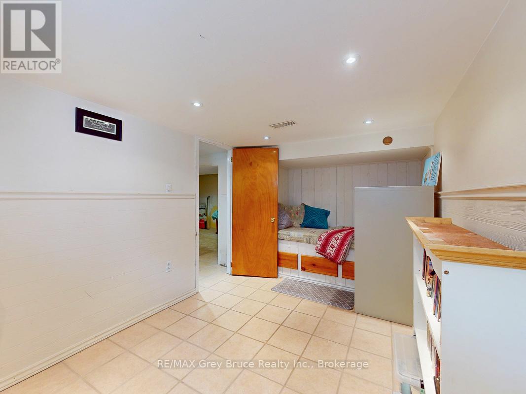864 16th Street W, Georgian Bluffs, Ontario  N4K 6V5 - Photo 36 - X12323263