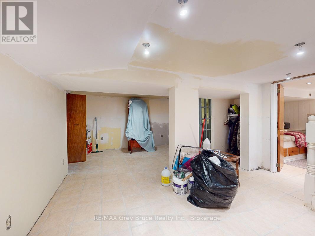 864 16th Street W, Georgian Bluffs, Ontario  N4K 6V5 - Photo 32 - X12323263