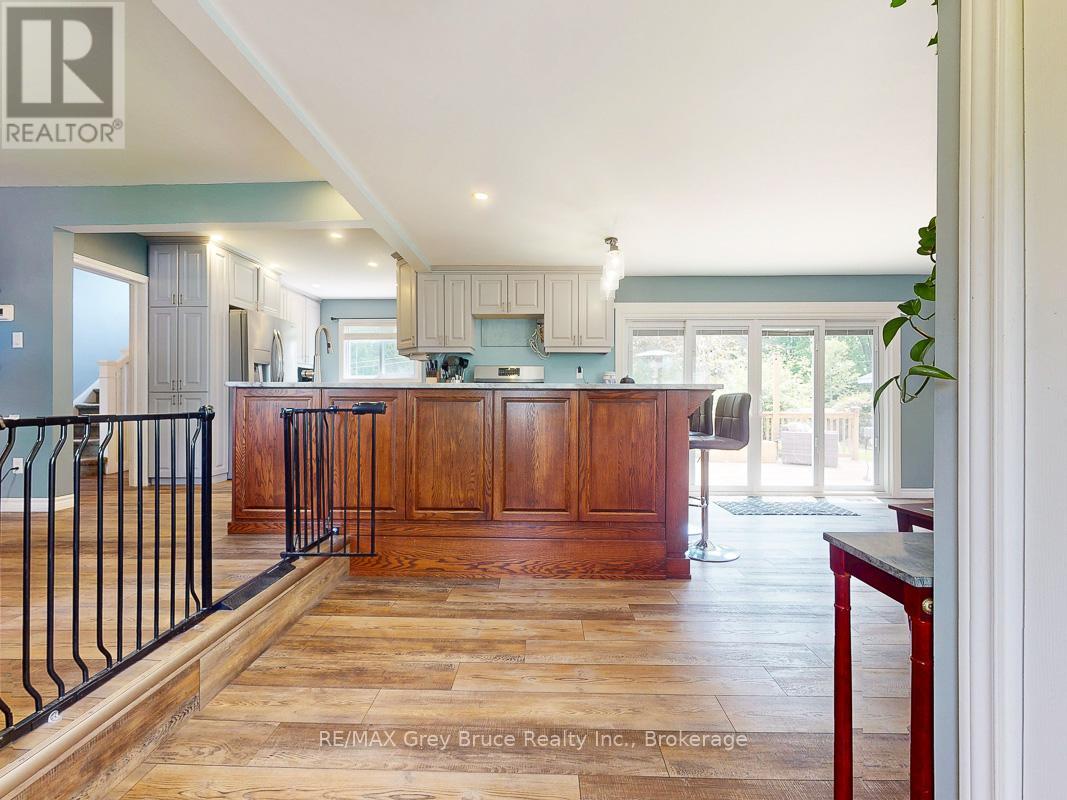 864 16th Street W, Georgian Bluffs, Ontario  N4K 6V5 - Photo 7 - X12323263