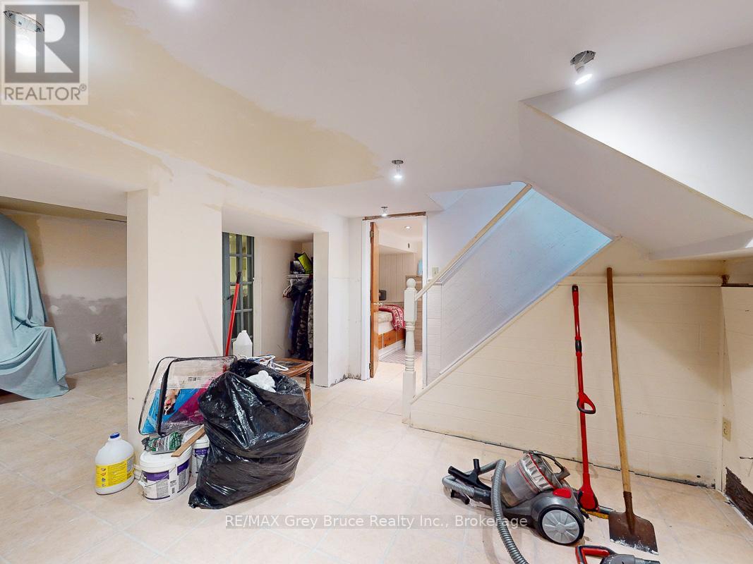 864 16th Street W, Georgian Bluffs, Ontario  N4K 6V5 - Photo 31 - X12323263