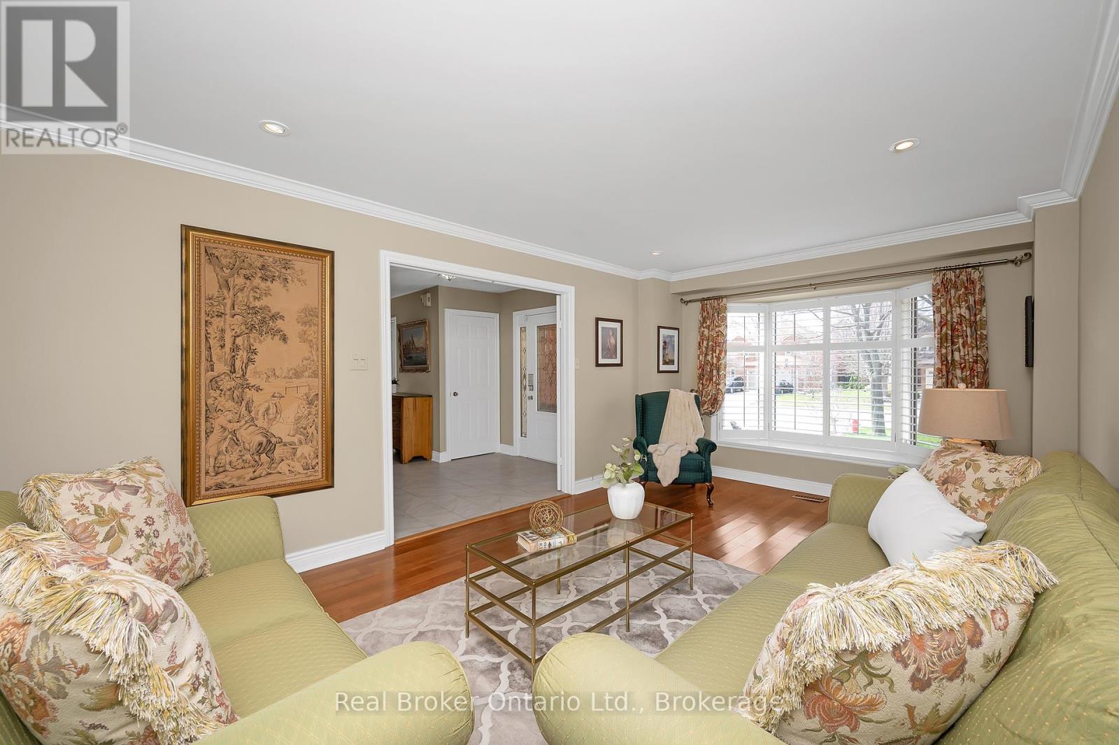 2015 Grosvenor Street, Oakville, Ontario  L6H 5A2 - Photo 5 - W12408670