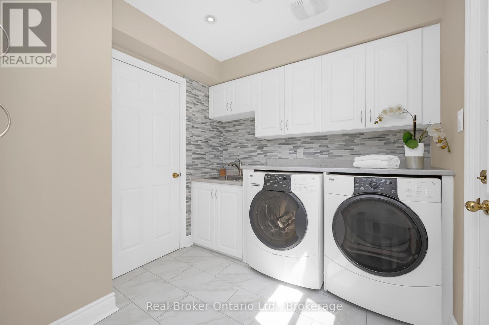2015 Grosvenor Street, Oakville, Ontario  L6H 5A2 - Photo 8 - W12408670