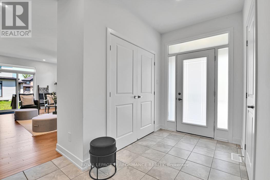 70 Nettle Crescent, Ottawa, Ontario  K1T 0W9 - Photo 3 - X12408749