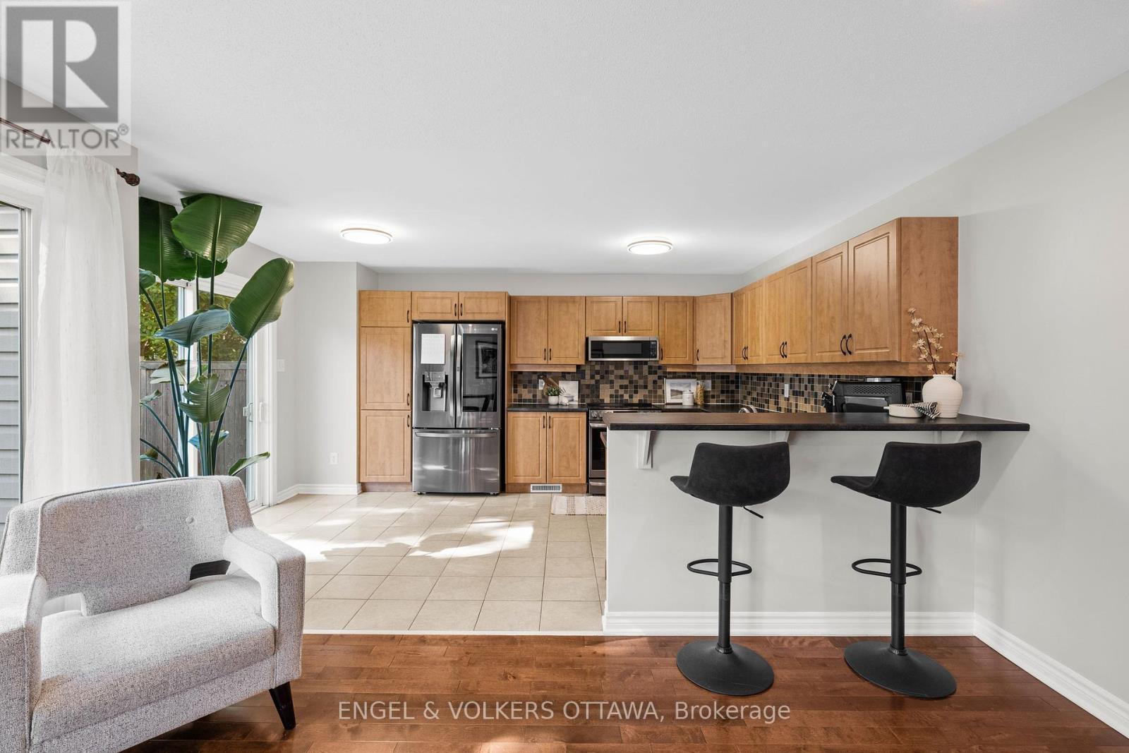 416 Vendevale Avenue, Ottawa, Ontario  K2S 0M6 - Photo 12 - X12408751