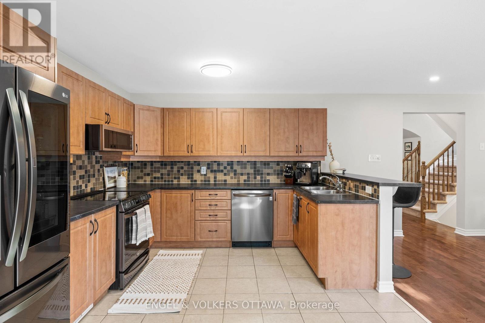 416 Vendevale Avenue, Ottawa, Ontario  K2S 0M6 - Photo 13 - X12408751