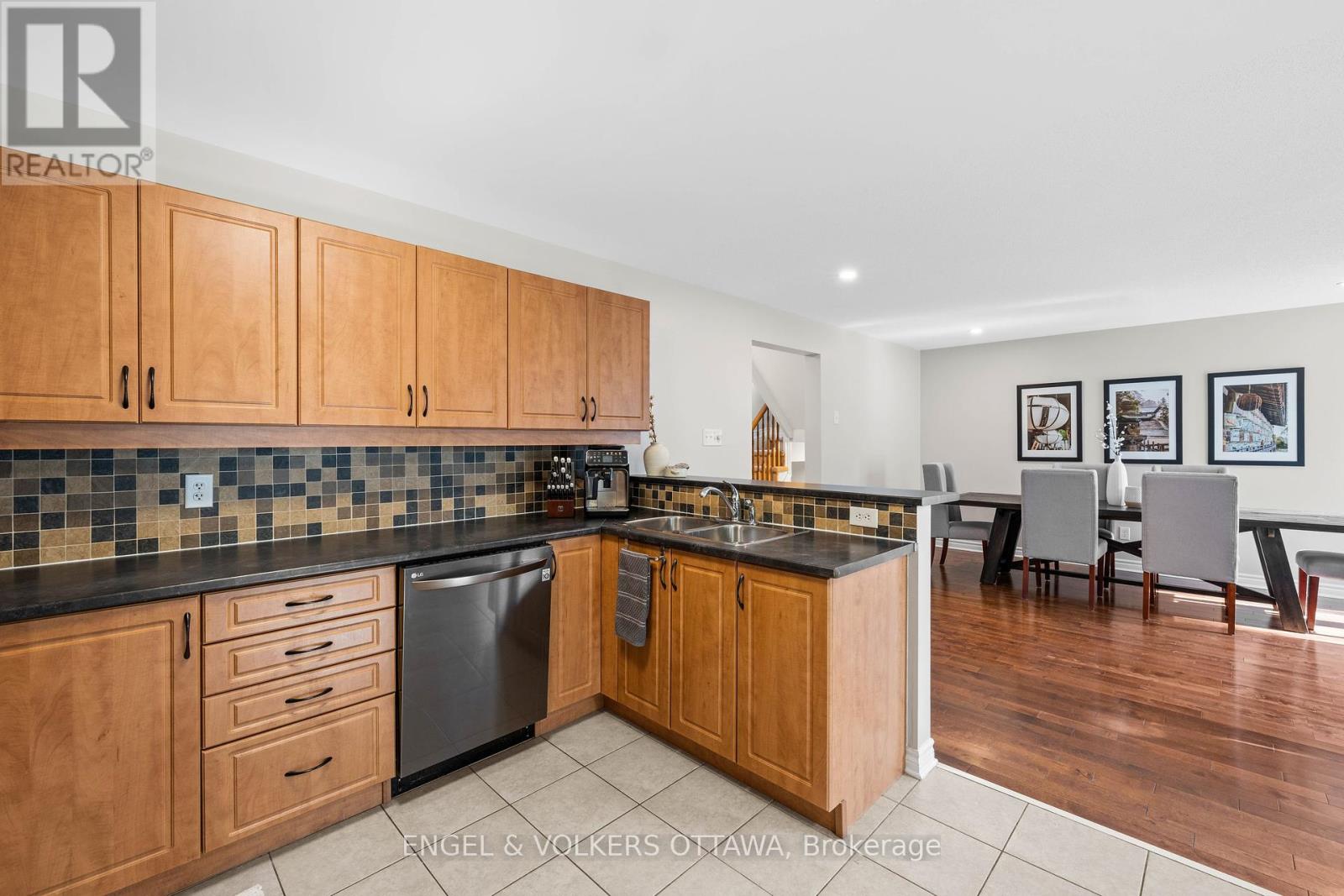416 Vendevale Avenue, Ottawa, Ontario  K2S 0M6 - Photo 14 - X12408751