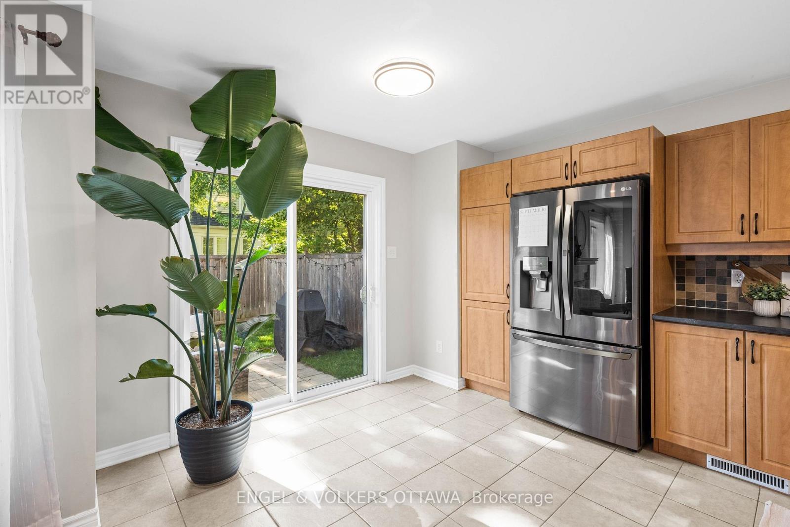 416 Vendevale Avenue, Ottawa, Ontario  K2S 0M6 - Photo 15 - X12408751