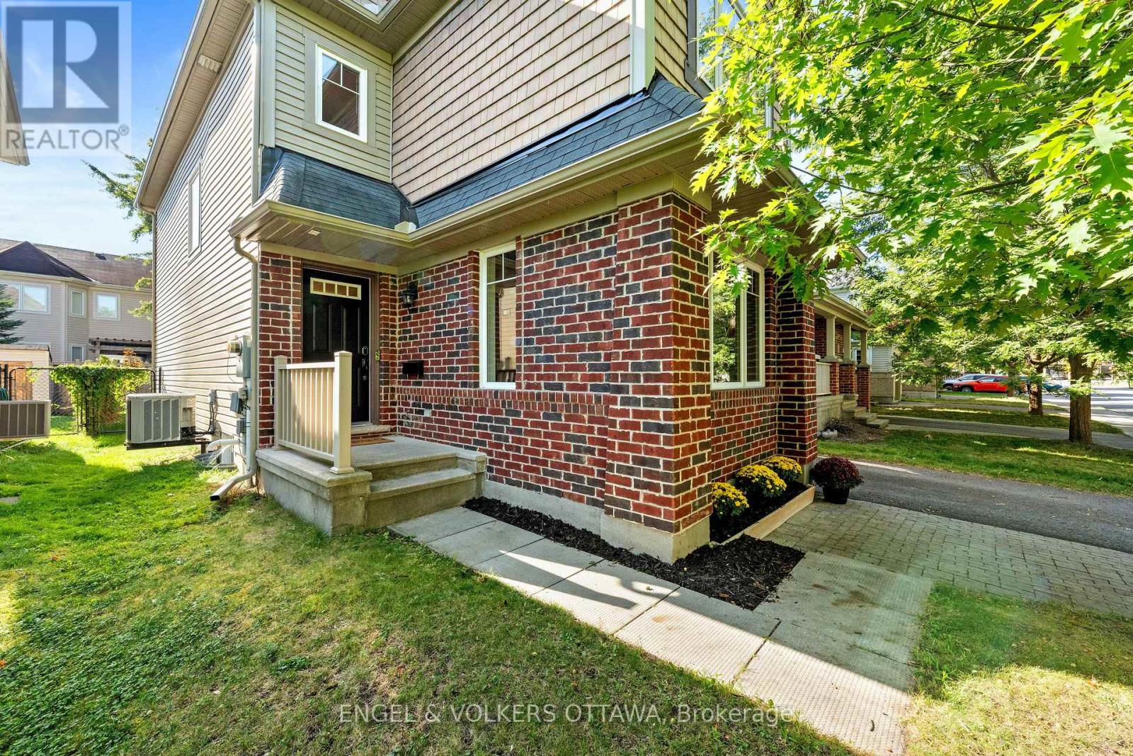 416 Vendevale Avenue, Ottawa, Ontario  K2S 0M6 - Photo 2 - X12408751